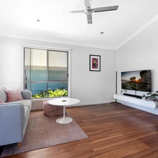 Basin Breeze Retreat Private House with Shared Pool, hótel í St Georges Basin