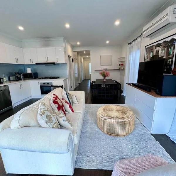 New house near Monash Hospital, just a 3-min walk、クレイトン・ノースのホテル