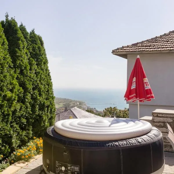 Balchik Sea View Escape 5BR Luxury with Hot Tub & Free Parking, хотел в Балчик
