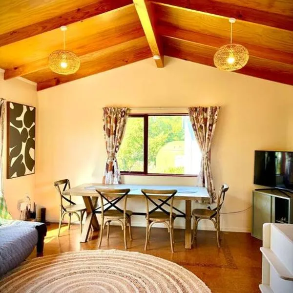 Spacious one bedroom guesthouse close to town, hotel u gradu Takaka