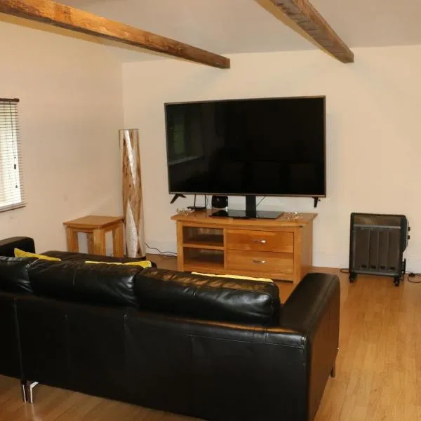 The Lodge - 2 acres of garden with hot tub and fire pit and BBQ, hotel di East Harling
