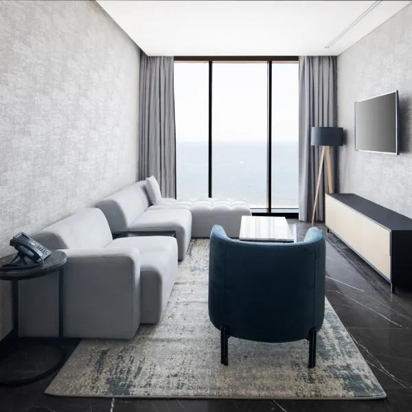 Park Inn by Radisson Hotel & Apartments Kuwait, hotel en Kuwait