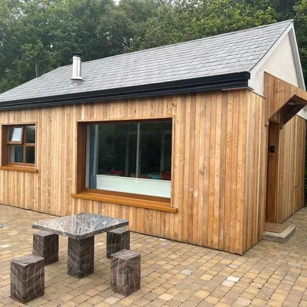 Cosy Studio Cabin set in nature with stove, hotel en Killybegs