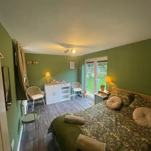 Farsley guest room seperate entrance with double bedroom and private shower room, hotel v destinaci Farsley