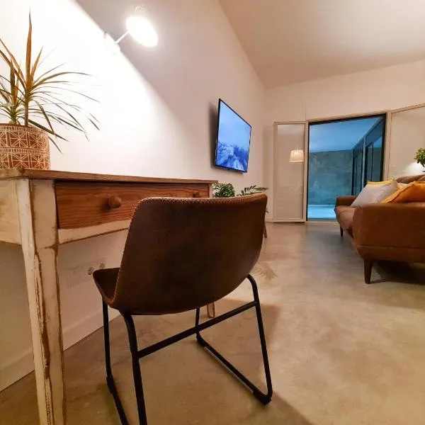 Loft con piscina climatizada privada y parking, hotel en Figueres