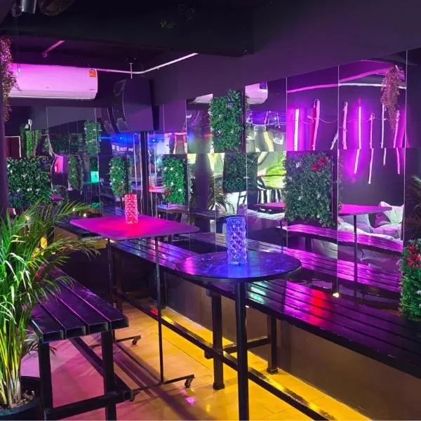 DISCO ZOO Bar & Hostel, hotel in Haad Rin