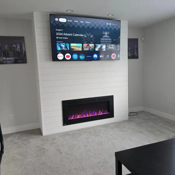 Private 1 bedroom in Brookswood, hotel v destinaci Langley