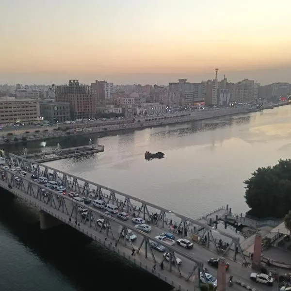 شقة فندقية بإطلالة مباشره على النيل，曼蘇拉的飯店