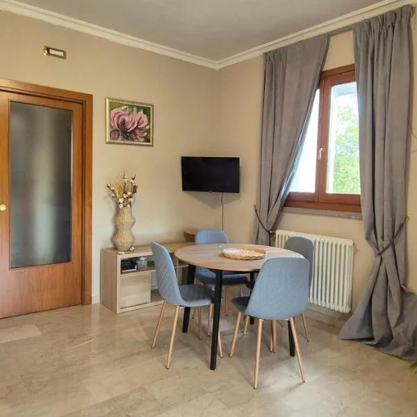 Charming 2-Bed Home with Garden, hotel v destinácii Genzano di Roma
