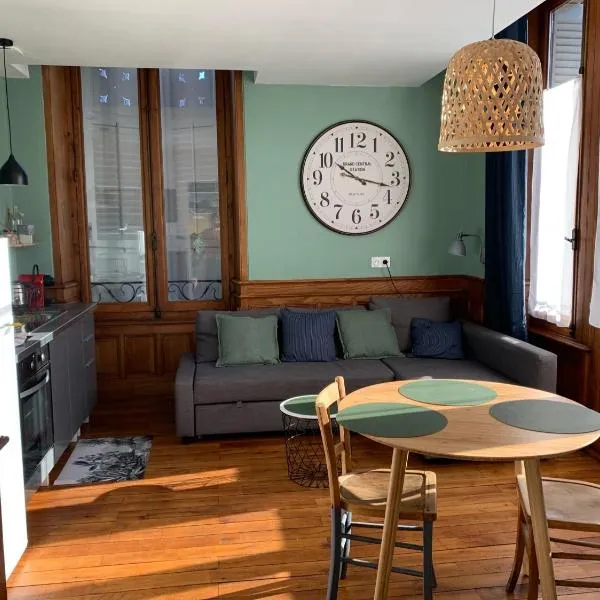 A deux pas de la gare, La Maison Rouge, hotel in Albertville