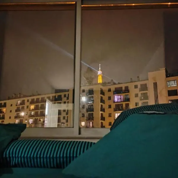 Eiffel Tower spacious 2-bedroom, 2-bathroom quiet apartment, elegant and peaceful, hotel u Parizu