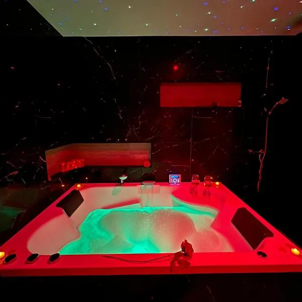 Suite romantique SPICY LOVE - proche Nice et Cannes - Jacuzzi privatif - French Riviera - luxe, hotel v destinaci Villeneuve-Loubet