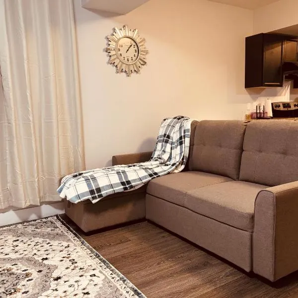 Beautiful, specious two bedroom basement suite, hotel di Edmonton