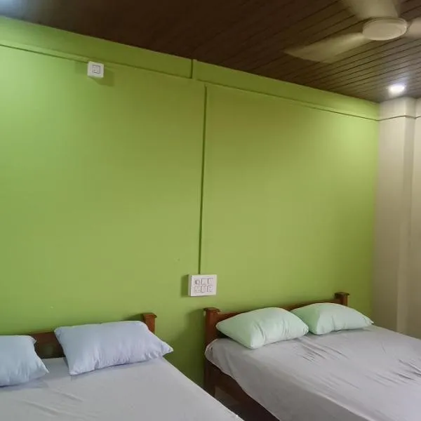 Aisiri comforts beach stay and cafe, hotel v destinaci Gokarn