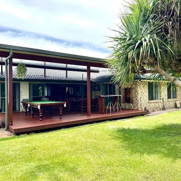 Pandanus Paradise. Newly renovated 4 bedroom home, hotel in Cabarita Beach