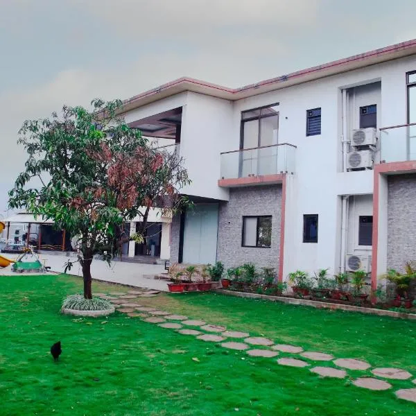 Royal Retreat Lonavla - 7BHK Luxury Villa with Turf, hotel v destinaci Lonavala