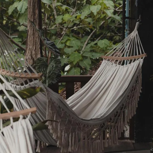 Charlys little House, hotel v destinaci Bukit Lawang