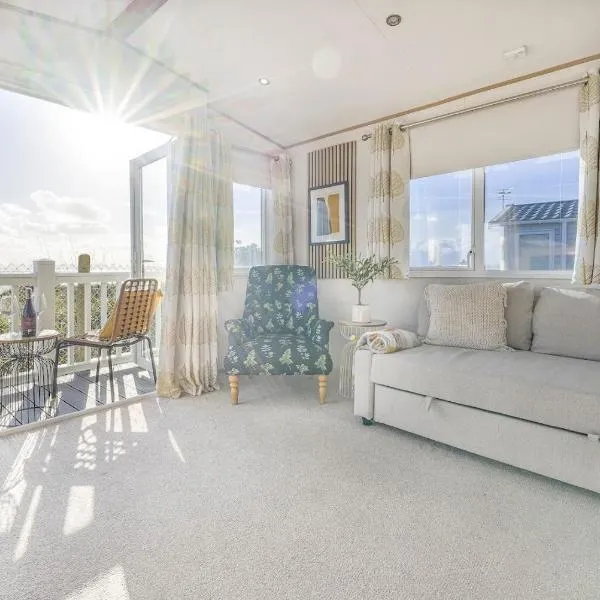 Seaview Holiday Let - Vale Holiday Park at Cardiff Airport, hotel in Barry