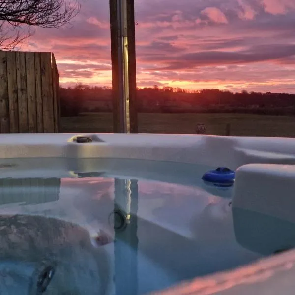 Bowland Breaks-A Luxury Barn Conversion with Optional Hot Tub, Log burner and countryside views, hotel v destinaci Longridge