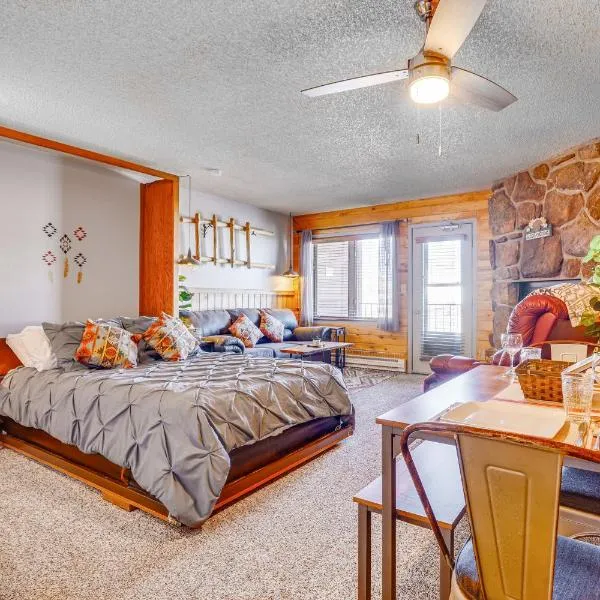 2 Mi to Granby Ranch Dog-Friendly Studio!, hotelli kohteessa Granby