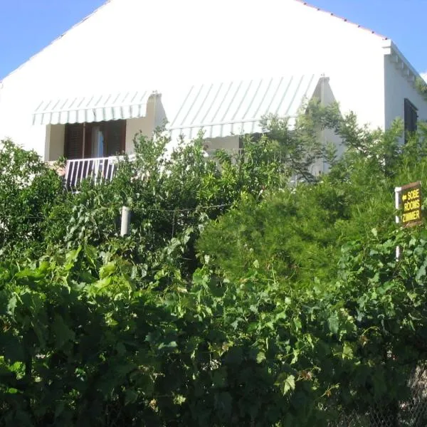 Guest House Kola, hotel v destinaci Slano