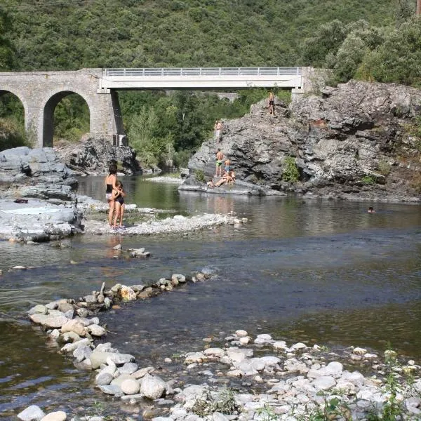 Camping Les Gorges de l'Hérault、Sumèneのホテル