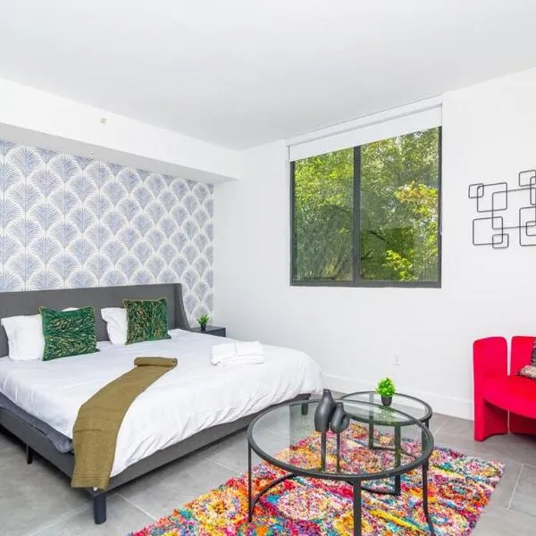 Stylish 1BR Suite with King Bed Walk to Marlins Park & Brickell