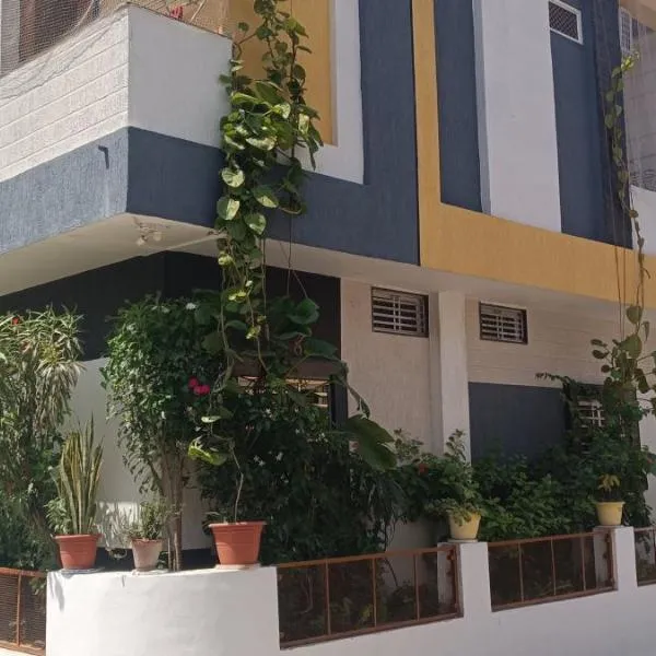 Shivaksh Rental Flats and Rooms- Best Hotel in Bhawani Mandi, hotel v destinácii Bhawāni Mandi