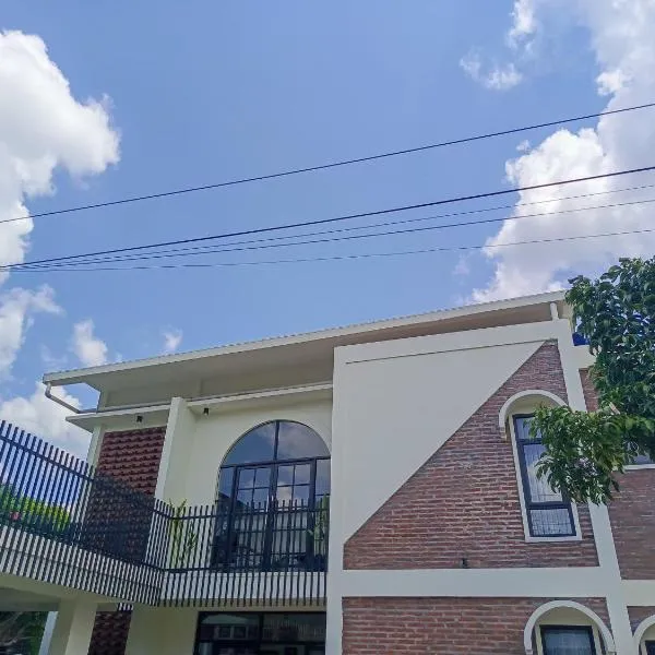 BRICK HOUSE - Unique & Central, hotel in Selaparang