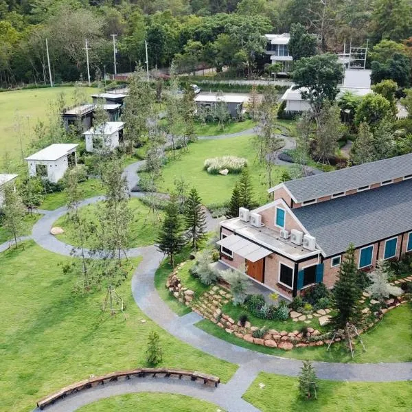 Bat Cave Glamping Khao Yai, hotel v destinaci Wangkata