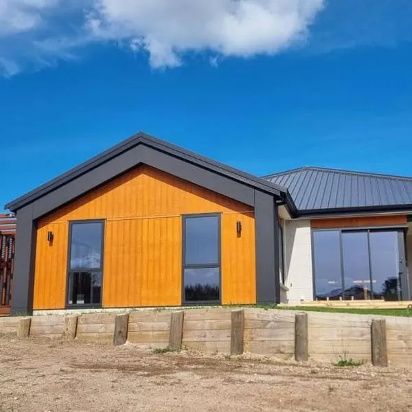 Modern Hilltop Retreat with Mountain Views, hotell sihtkohas Rotorua