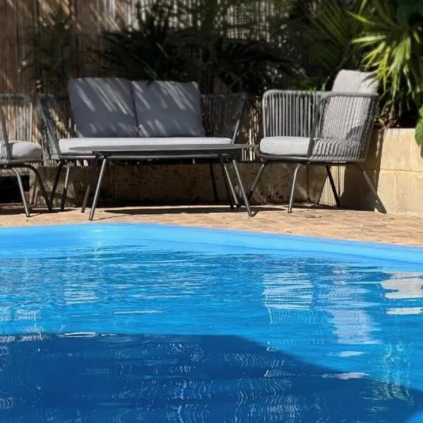 Cosy, private guest house with pool and private parking、ロッキンガムのホテル