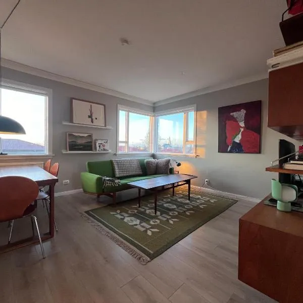 Homely flat with amazing views, hotel in Reykjavík