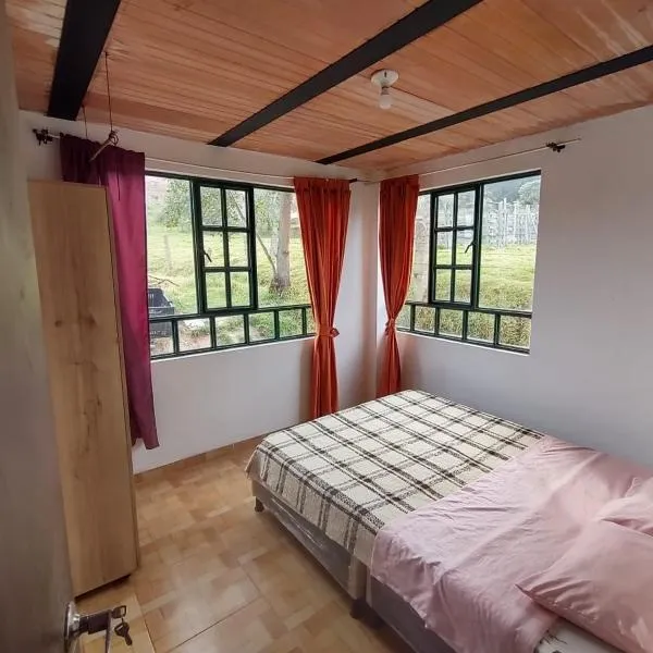 Alojamiento Anita Habitaciòn、モングイのホテル