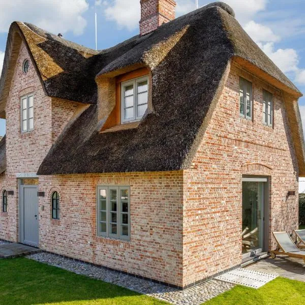 NEU! Ferienhaus Sylt 44 mit eigenem Strandkorb am Strand, hotel v destinaci Wenningstedt
