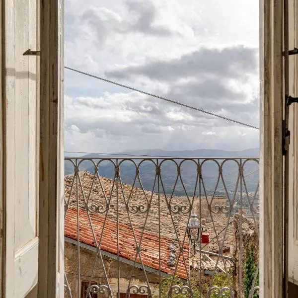 Antica Roccia a Calascio con idromassaggio, hôtel à Calascio