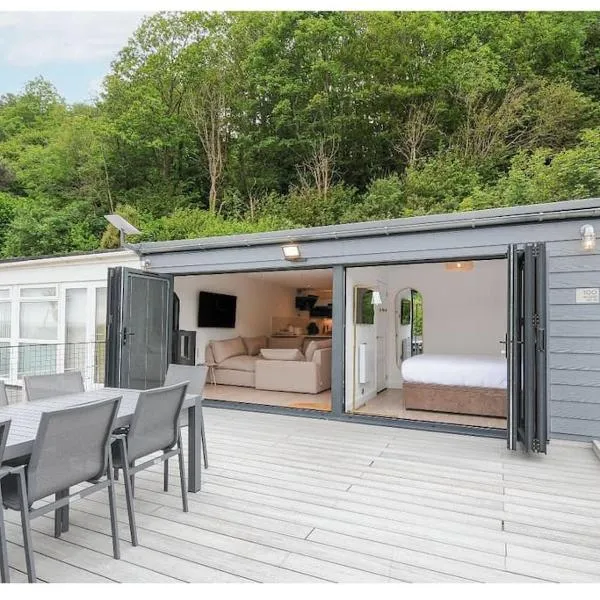 Newly Refurbished Beach Lodge, hotel v destinaci Looe