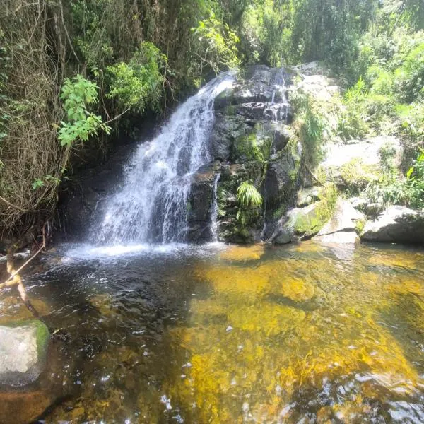 Chalé das Montanhas - Cachoeira particular dentro da hospedagem