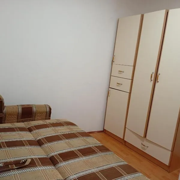 Zuta kuca na kraj sela, hotel di Novi Sad