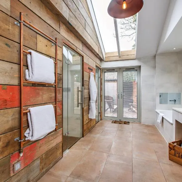 The Pigs, hotel in Holt