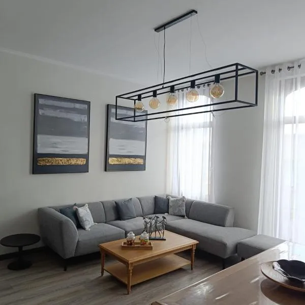 Modern Triplex 140m2 - 4 bedrooms, 1 living room & 2 bathrooms - 8 people in Brussels city, hotel in Brussels