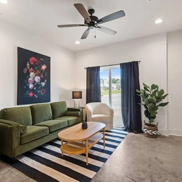Teche House KING Bed Luxury Getaway Fast WiFi, ξενοδοχείο σε Lafayette