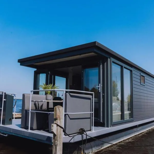 Luxury Houseboat Getaway โรงแรมในUitgeest