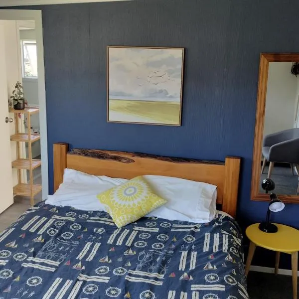 Self-Contained Sleep out, hotel v destinaci Motueka