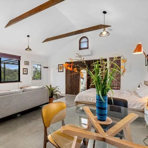 Tree top getaway in town!, hotel in Bellingen