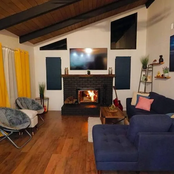 Beautiful Renovated Cozy Forest Home with Hot Tub in Crestline, hotel v destinaci Crestline
