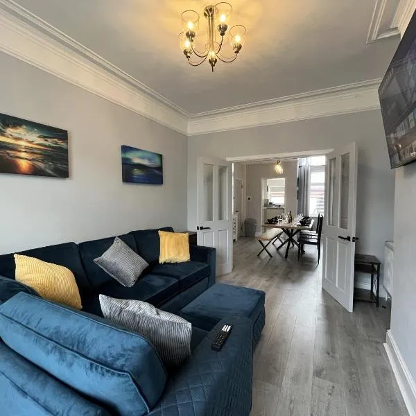 Spacious home sleeps 8 Nr Etihad Coop Live & City, hotel in Manchester