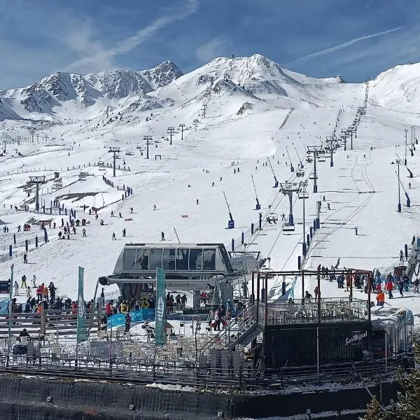 Apartamento a pie de Pistas con Parking Privado, hotel in Pas de la Casa