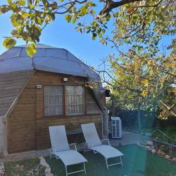 בקתת עץ בחורש במנות - דום גיאודזי - Wooden cabin in Manot, hotel v destinaci Manot