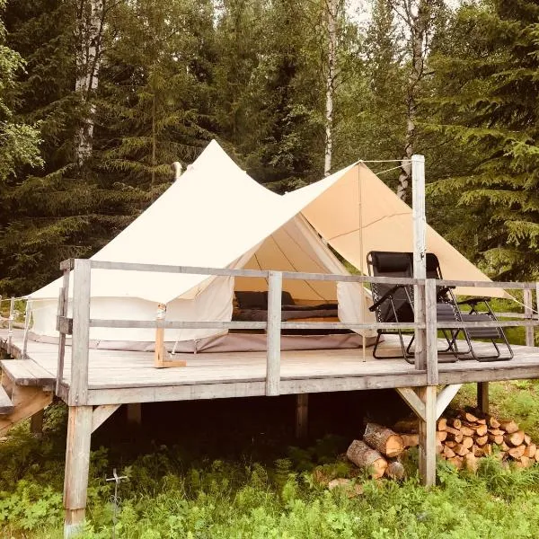 Glamping tent in a forest, lake view, hotel en Bjuråker